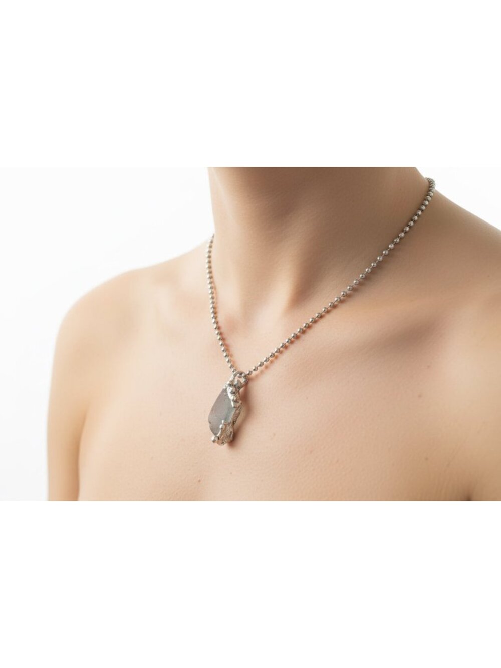 Green Fluorite Pendant Necklace - Artisan Metalwork Halo Bezel - Alma Antigua - Picture 4 of 16